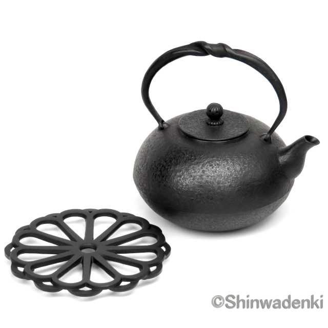 古鉄 纏枝蓮花紋 やりきれない 蒔絵蓋 鉄瓶 注器(K-LC688)