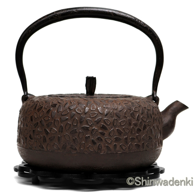 南部鉄器 鉄瓶 岩戸賢一郎作 平丸小桜 1.2L Shinwadenki