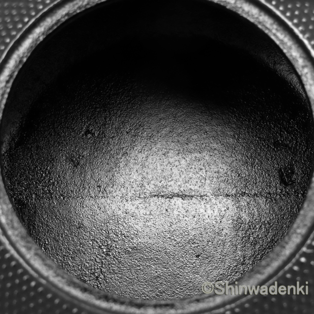 未使用品　南部盛岡東文堂造　１０型姥口アラレ　南部鉄瓶　南部鉄器　鉄瓶 南部鉄瓶 南部鉄器 日本製 姥口アラレ 1.2L IH対応 及春鋳造所