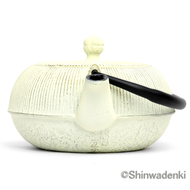 南部鉄器　三本足 南部鉄器 急須 平丸千筋 0.3L 金白 OH-445 Shinwadenki