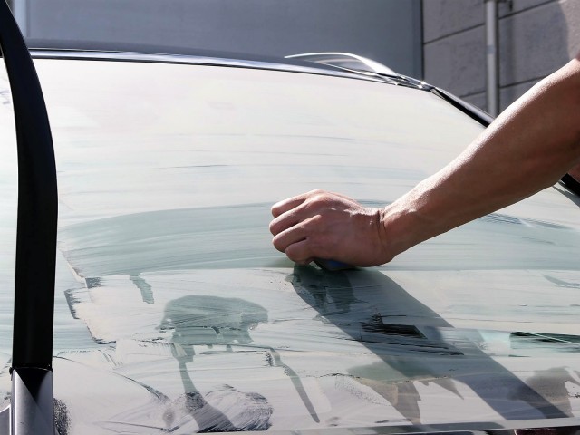 新ガラスコンパウンドでレクサスRXハイブリッドのフロントガラスに施工してある高耐久のフッ素系ガラス撥水コーティングを取ってみます