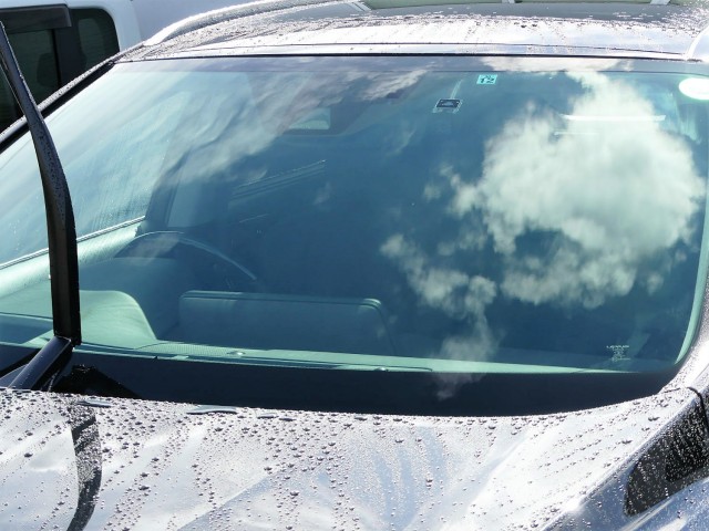 ガラス全面に丁寧に施工して、弾いている部分（油膜などが残っている部分）が無くなったら、クロス等を使ってきれいに洗い流します