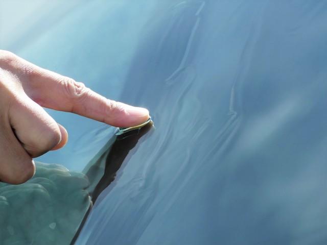 従来のガラスコンパウンドに比べて非常に簡単に親水化することが可能です。油膜や雨シミのない完全な親水状態は水が全く引きません