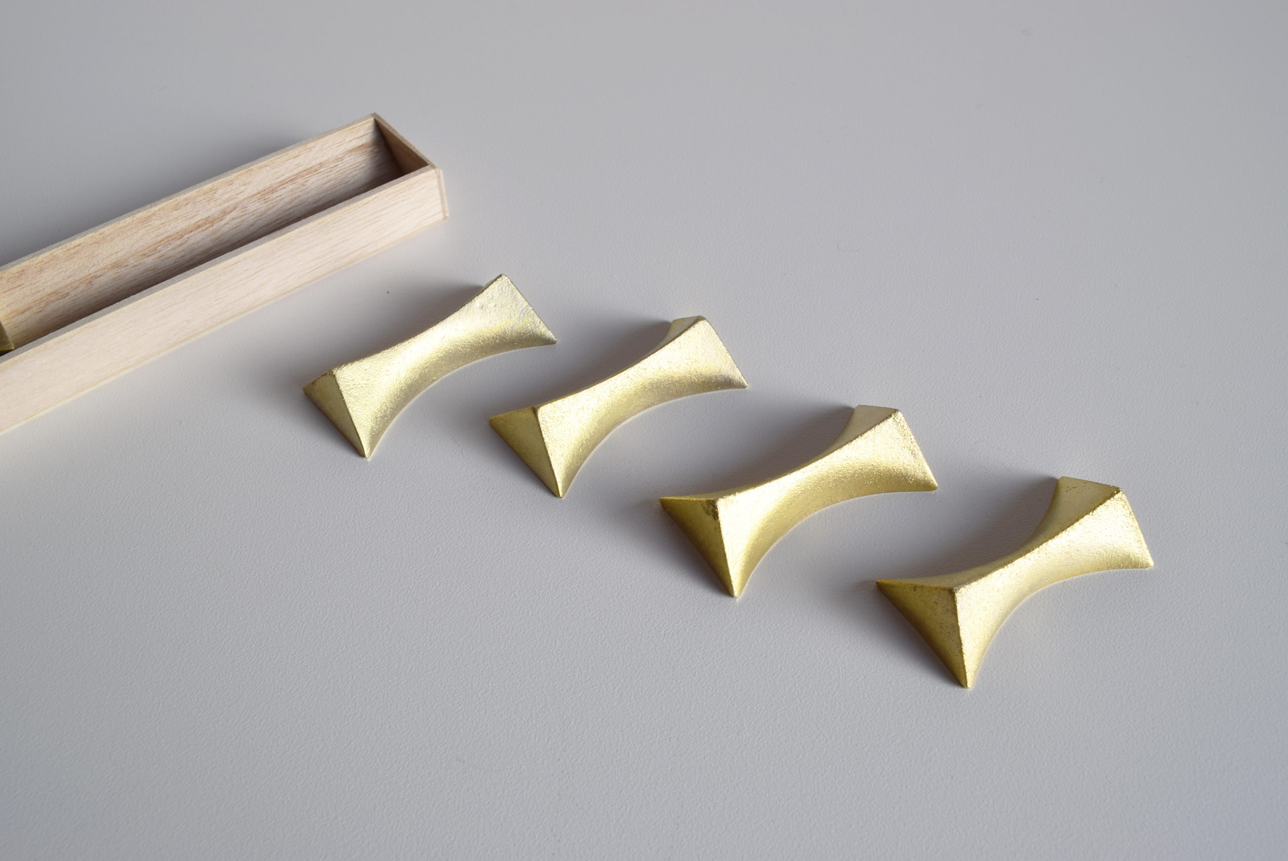 FUTAGAMI] ペーパーウェイト 四角 - ならの実