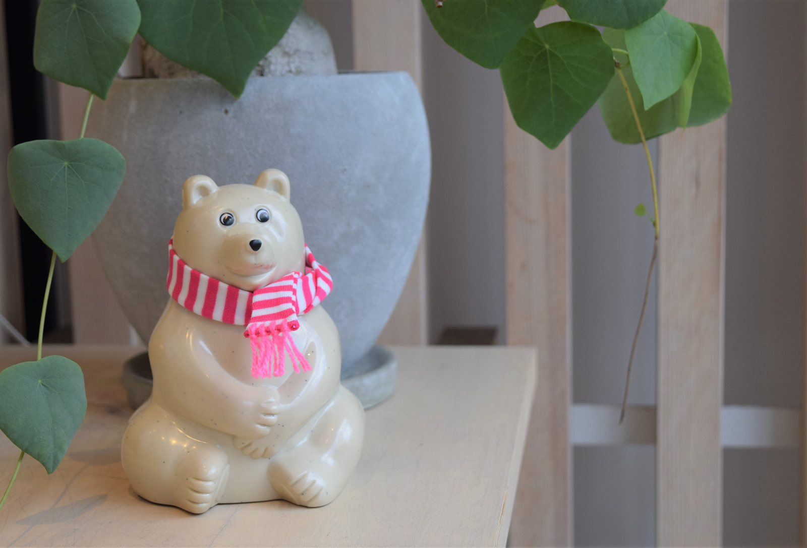 シロクマの貯金箱(マフラー付)2024