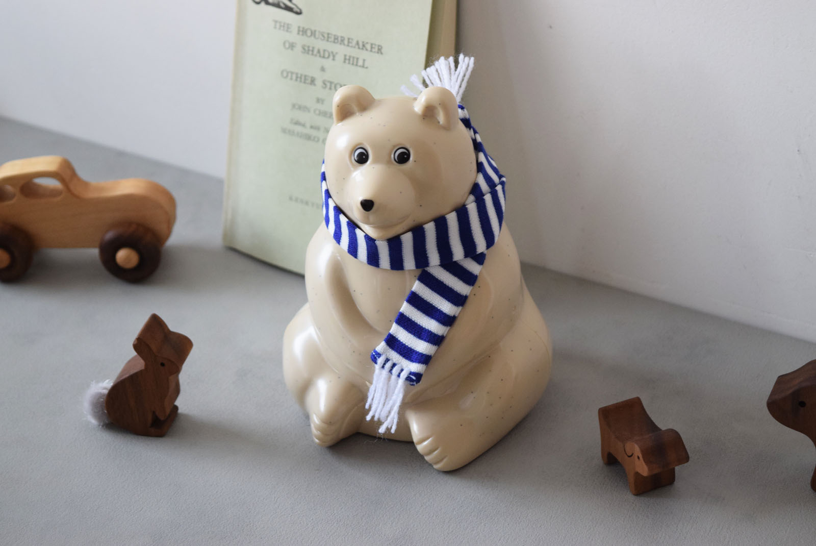 シロクマの貯金箱(マフラー付)2025