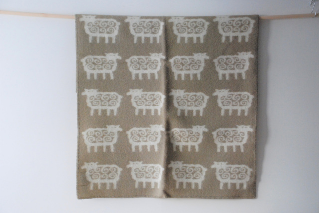 クリッパン[KLIPPAN] ウールブランケット/ヒツジ（ハーフサイズ）-ならの実