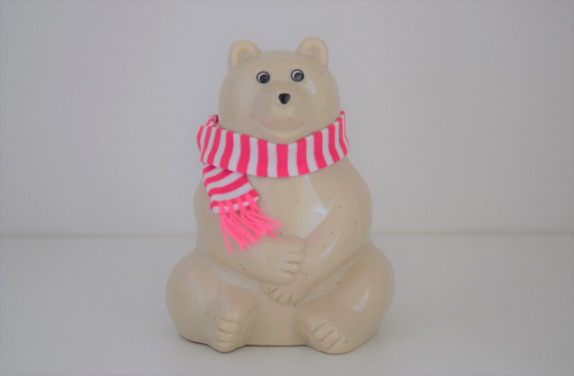 シロクマの貯金箱(マフラー付)2024