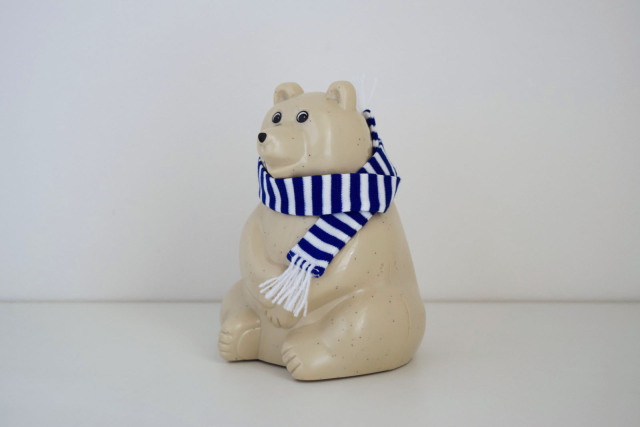 シロクマの貯金箱(マフラー付)2025