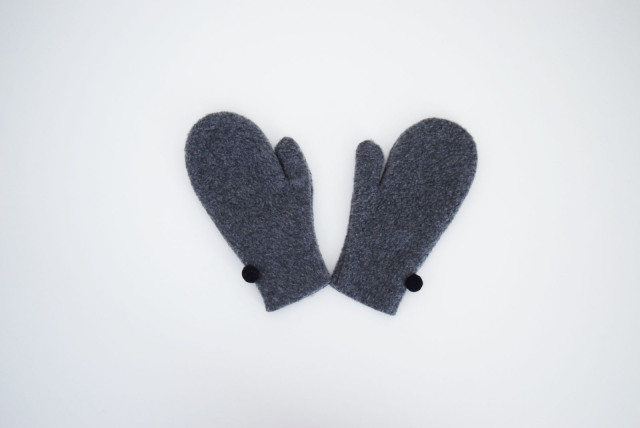 FLEECE POMPOM MITTEN  S