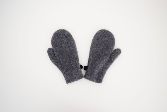 FLEECE POMPOM MITTEN  S