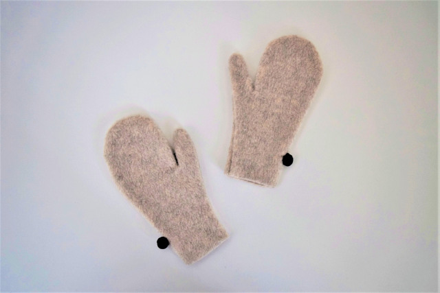 FLEECE POMPOM MITTEN  M