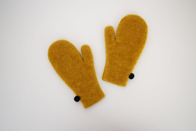 FLEECE POMPOM MITTEN  M