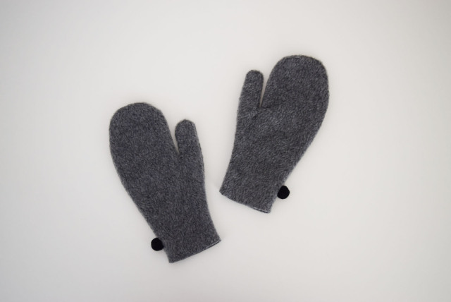 FLEECE POMPOM MITTEN  M