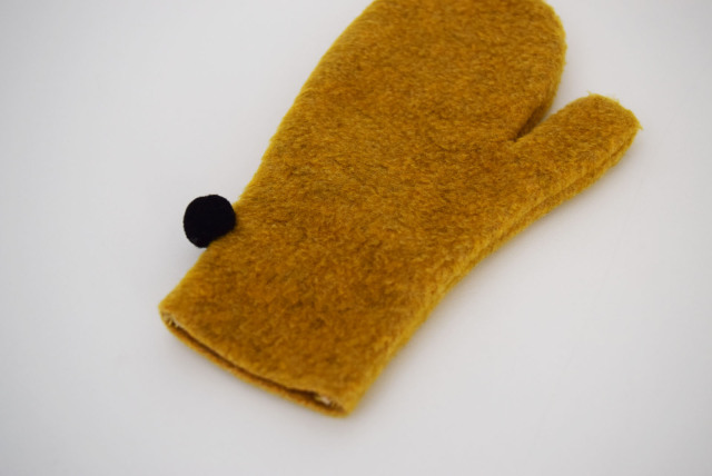 FLEECE POMPOM MITTEN  M