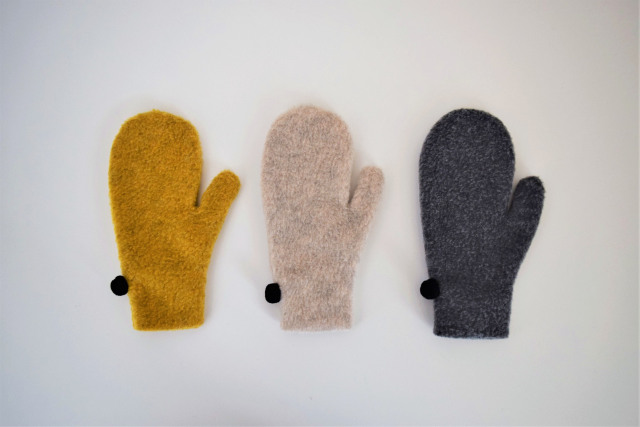 FLEECE POMPOM MITTEN  M