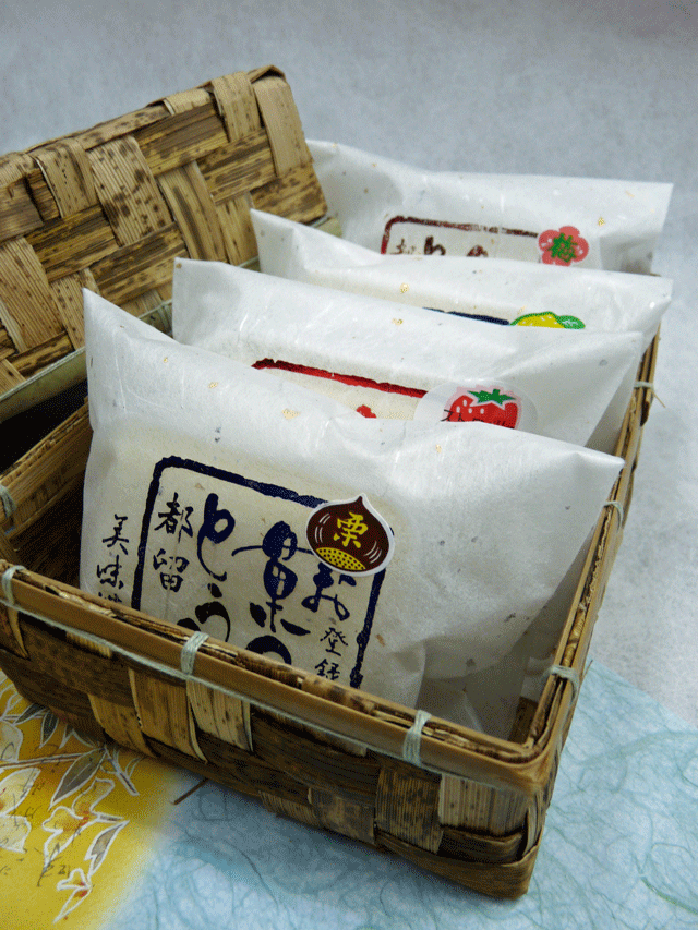 有機丸大豆で健康美人　【お菓子とうふ】4ヶ入り　かわいい竹かご入り♪