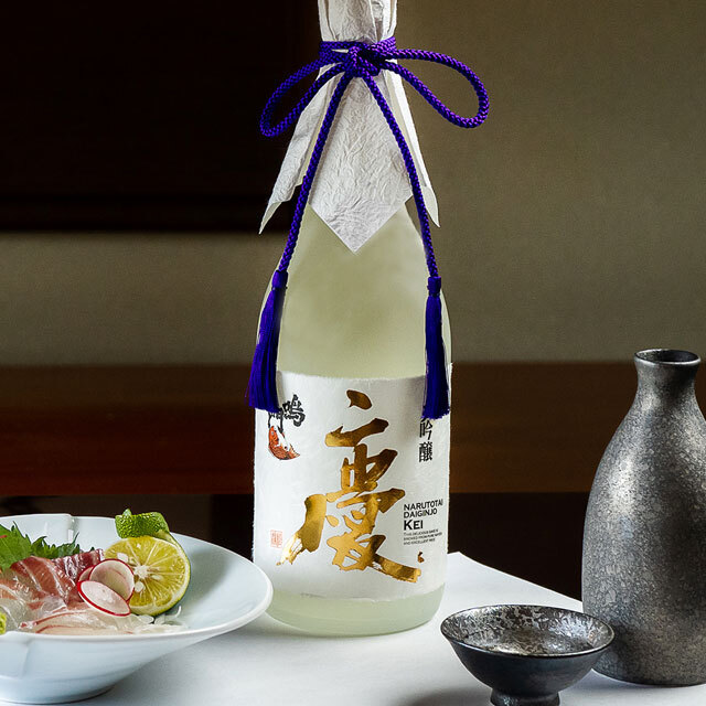 金箔「慶」鮮やか、フォーマルな日本酒｜鳴門鯛 大吟醸 慶 720ml