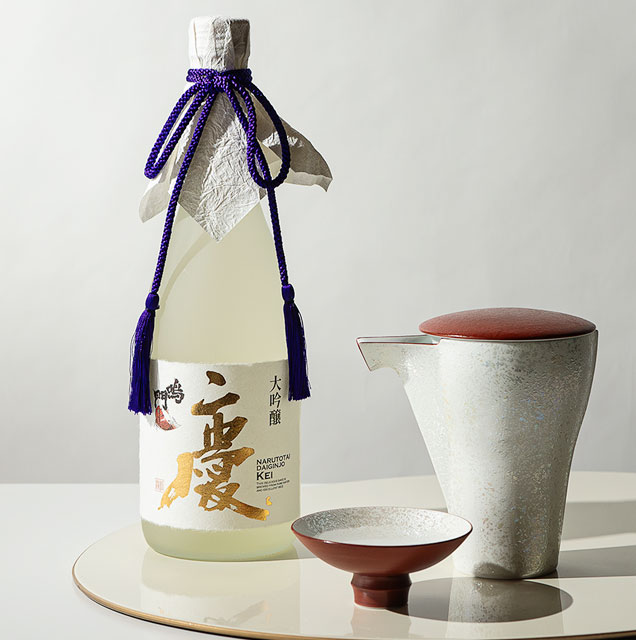 金箔「慶」鮮やか、フォーマルな日本酒｜鳴門鯛 大吟醸 慶 720ml