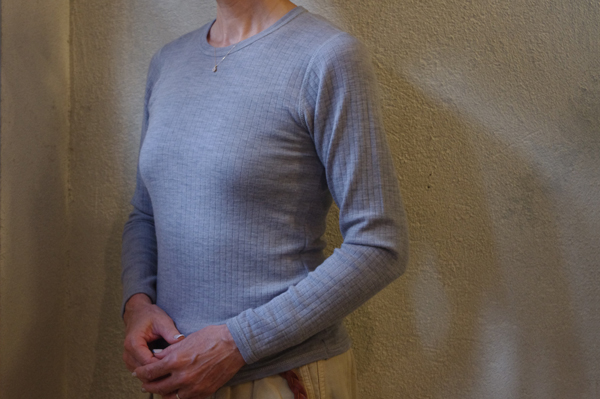Joha150_リブウール長袖_グレー着用