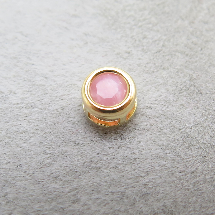 14kgfベゼルチャーム/天然石チャームピンクオパール（ラウンド3mm）ベゼル「ゴールドフィルド」（1個）