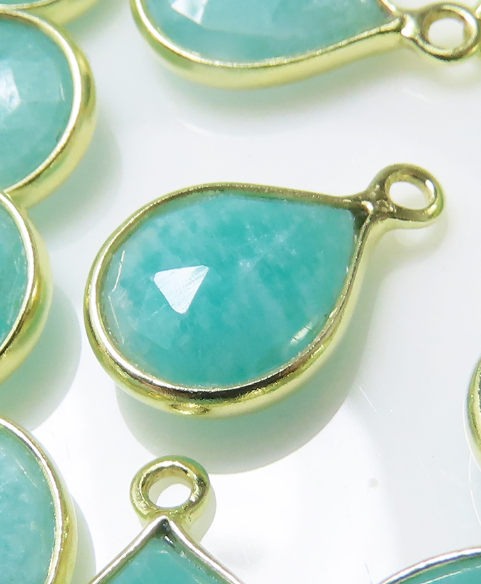 アマゾナイト 天然石チャーム・ペンダントトップ ドロップ 13×8mm シルバー925 18金ゴールドプレーテッド ベゼル （10個）