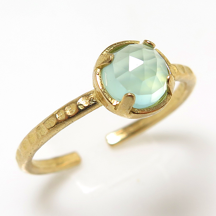 天然石リング 指輪 カルセドニーアクアグリーン  ローズカット ハンマードリング（4本爪 カボション ラウンド 6mm）（真鍮ブラス・ゴールドカラー）