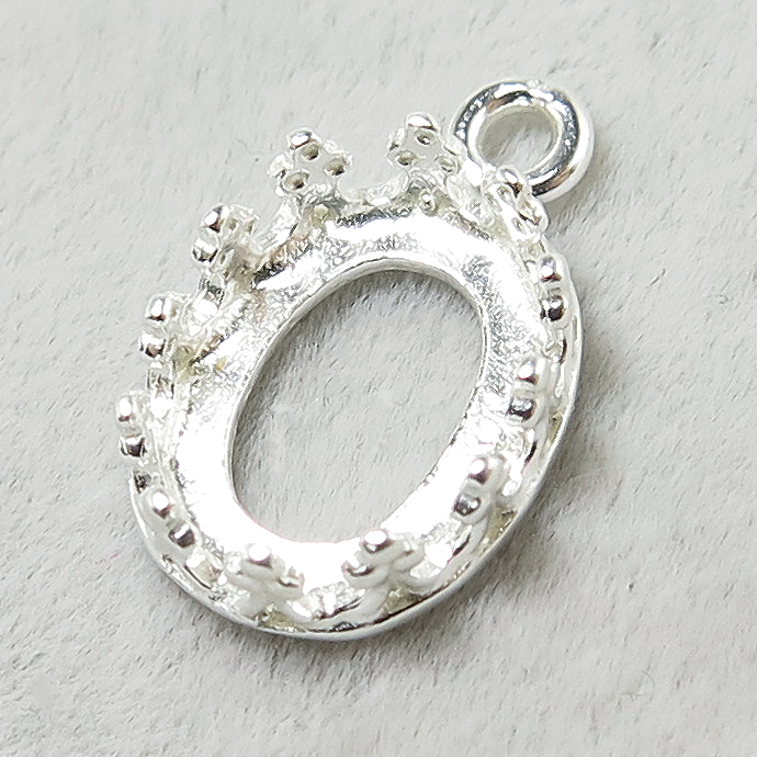 ペンダント オーバル空枠 チャームクラウン（ベゼルセッティング/カボション用）（8×6mm）（真鍮ブラス・シルバーカラー）（50個）