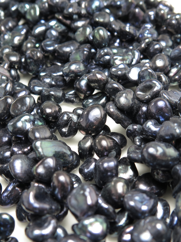 ケシパール ダークブルー~ブラック 淡水真珠 バロック 花びら（ホワイト系） 7～10mm×5～8mm×3～5mm（5連）