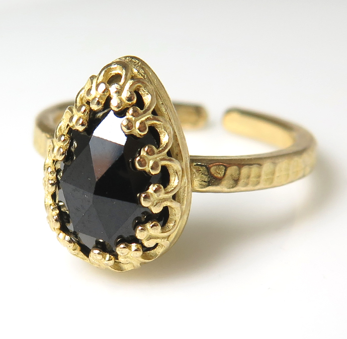 ブラックオニキス 指輪 天然石（カボション ローズカット ペアシェイプ・10×7mm）（真鍮ブラス・ゴールドカラー）