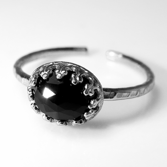 ブラックオニキス 天然石 指輪  ローズカット ハンマードリング（カボションオーバル横8×6mm）（真鍮ブラス・シルバーカラー）（1個）