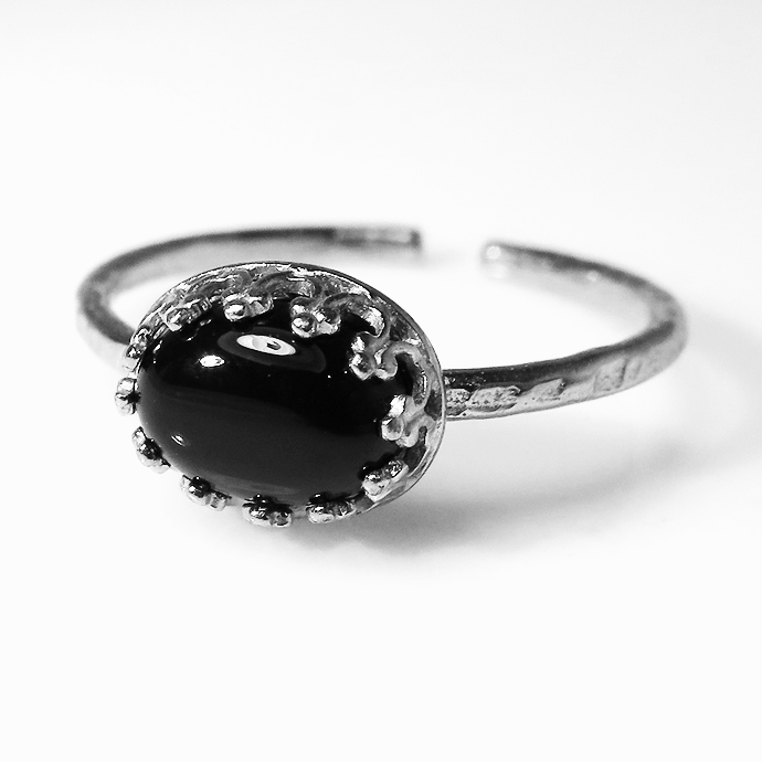 ブラックオニキス 天然石 指輪  ハンマードリング（カボションオーバル横8×6mm）（真鍮ブラス・シルバーカラー）（1個）