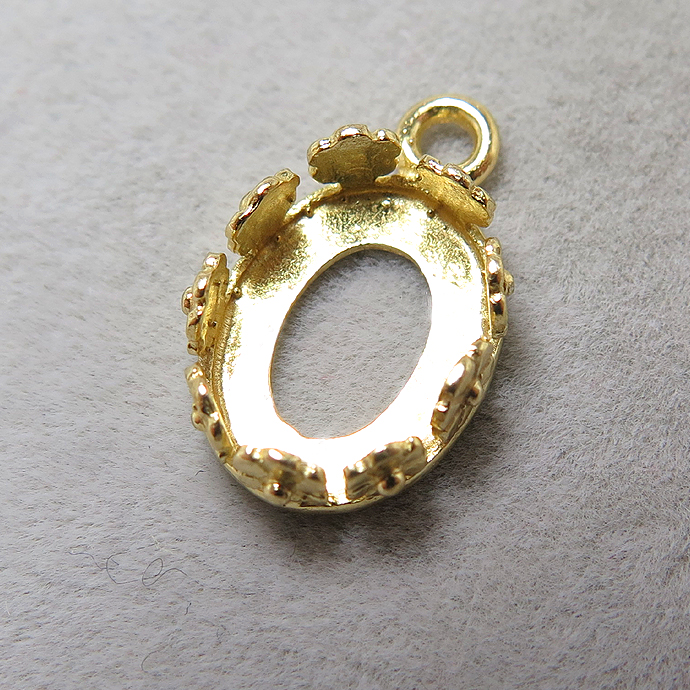 ペンダント空枠 チャーム・フラワー（ベゼルセッティング/カボション用）（オーバル・10×8mm）（真鍮ブラス・ゴールドカラー）（100個）