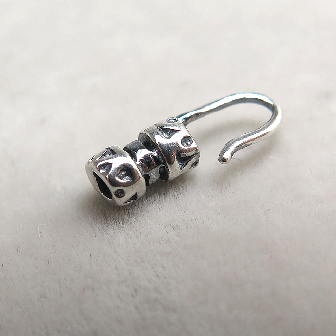スターリングシルバー925/エンドキャップ・カツラ/フック（ラウンド・内径1.5mm）【いぶし】「SV925」（25個）