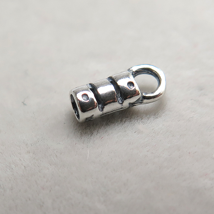 スターリングシルバー925/エンドキャップ・カツラ（ラウンド・内径2.0mm）【いぶし】「SV925」（50個）