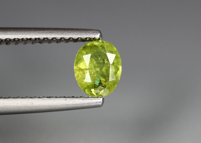 天然石ルース（裸石）デマントイドガーネット（ナミビア産/非加熱）オーバル【5.9×4.8×2.5mm】ファセットカット（1個）