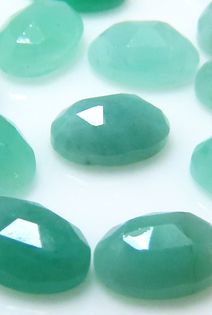 エメラルド ルース 天然石（ブラジル）ローズカット オーバル【6×4mm】50個