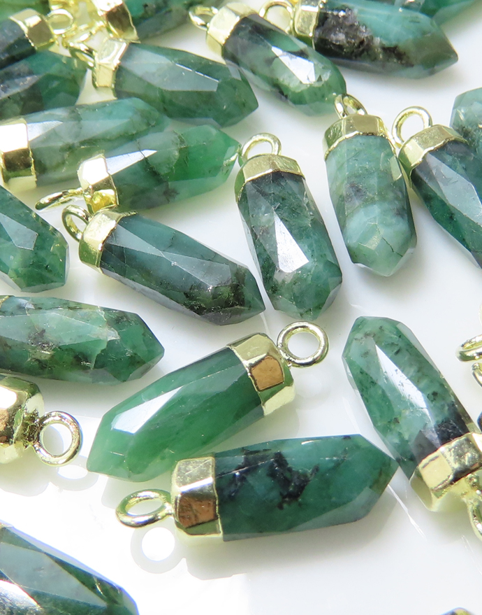 エメラルド 天然石 ポイント ドロップ チャーム・ペンダントトップ 16mm×5mm 18金ゴールドプレーテッド （1個）