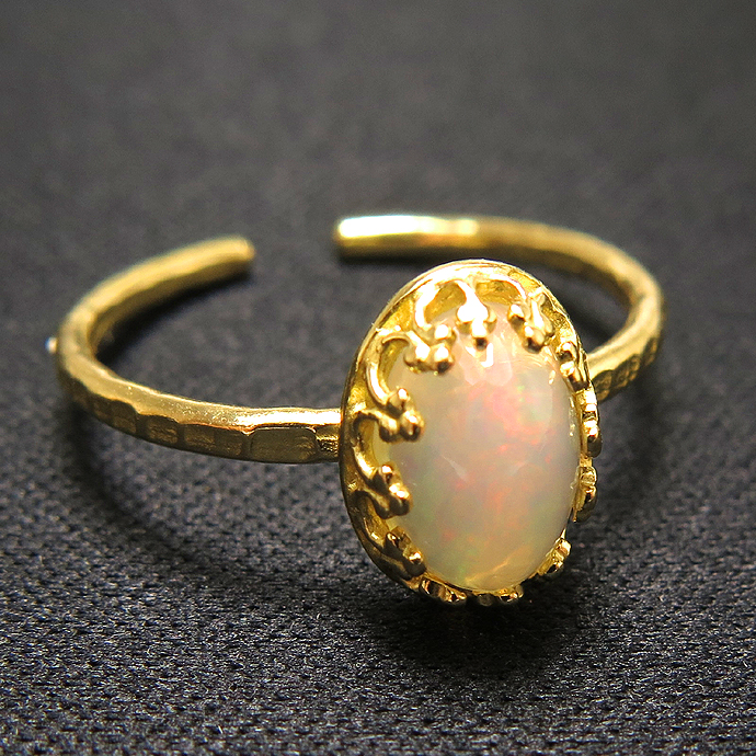 エチオピアンオパール＜10月誕生石＞天然石・指輪ハンマードリング（カボションオーバル・8×6mm）（真鍮ブラス・ゴールドカラー）（1個）