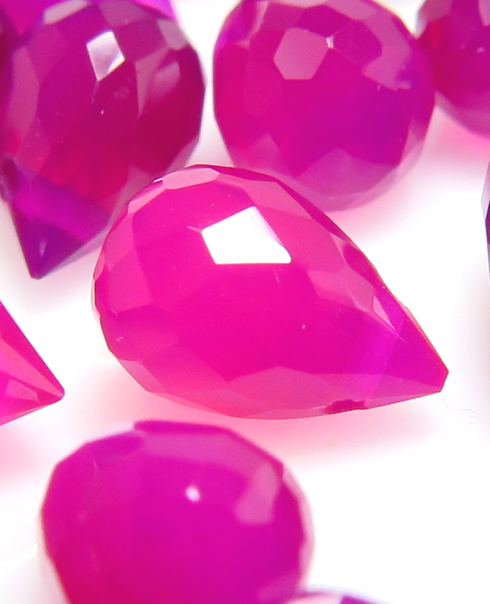 フューシャピンク カルセドニー 天然石ビーズ ブリオレット ルース 【ティアドロップカット 6×4mm 横穴 しずく】 （100個）