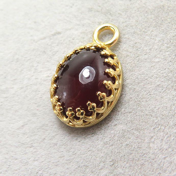 天然石ガーネット＜1月誕生石＞・ペンダントクラウン（ベゼルセッティング/カボション）（オーバル・10×8mm）（真鍮ブラス・ゴールドカラー）（1個）