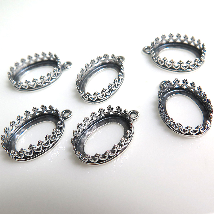 銀古美 ペンダント空枠 チャームクラウン（ベゼルセッティング/カボション用）（オーバル・10×8mm）（真鍮ブラス・アンティークシルバー）（50個）