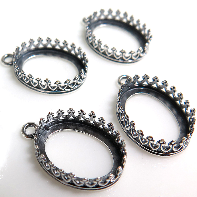 銀古美 ペンダント空枠 チャームクラウン（ベゼルセッティング/カボション用）（オーバル・18×13mm）（真鍮ブラス・アンティークシルバー）（50個）