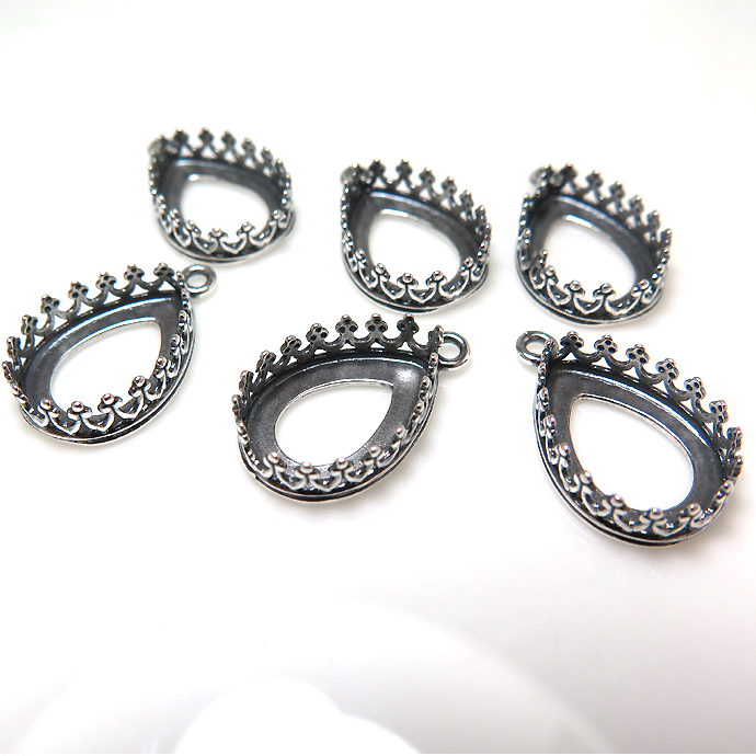 銀古美 ペンダント空枠 チャームクラウン（ベゼルセッティング/カボション用）（ペアシェイプ・14×10mm）（真鍮ブラス・アンティークシルバー）（25個）