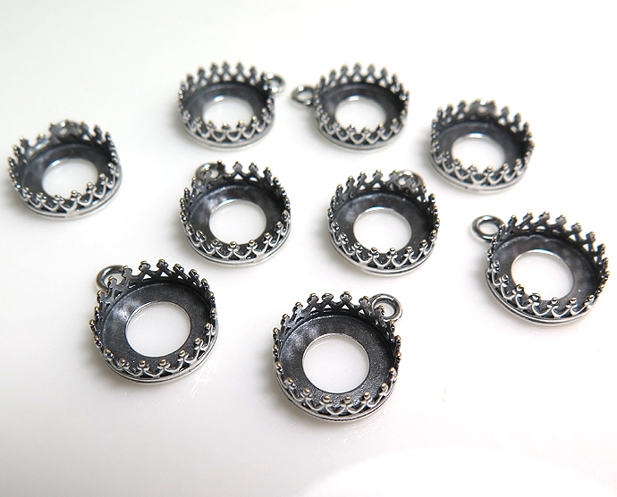 銀古美 ペンダント空枠 チャームクラウン（ベゼルセッティング/カボション用）（ラウンド・10mm）（真鍮ブラス・アンティークシルバー）（25個）