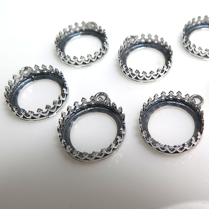 銀古美 ペンダント空枠 チャームクラウン（ベゼルセッティング/カボション用）（ラウンド・12mm）（真鍮ブラス・アンティークシルバー）（10個）