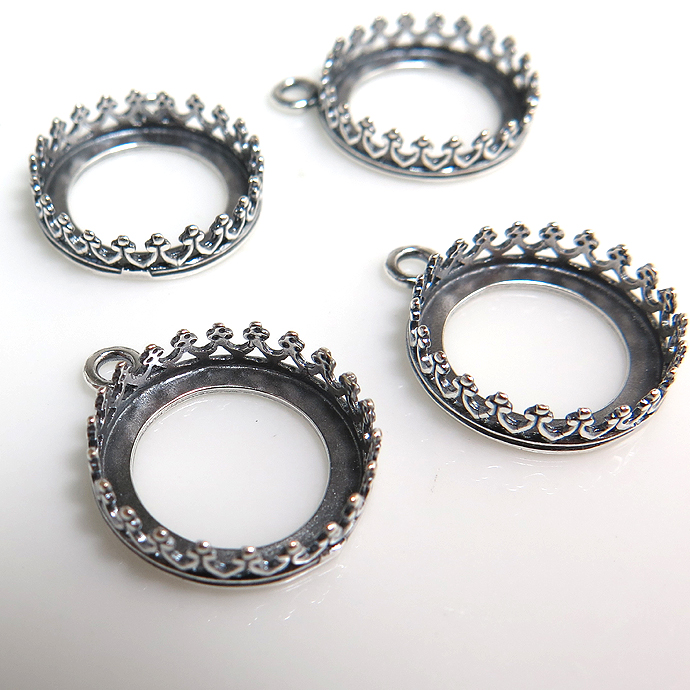 銀古美 ペンダント空枠 チャームクラウン（ベゼルセッティング/カボション用）（ラウンド・14mm）（真鍮ブラス・アンティークシルバー）（10個）