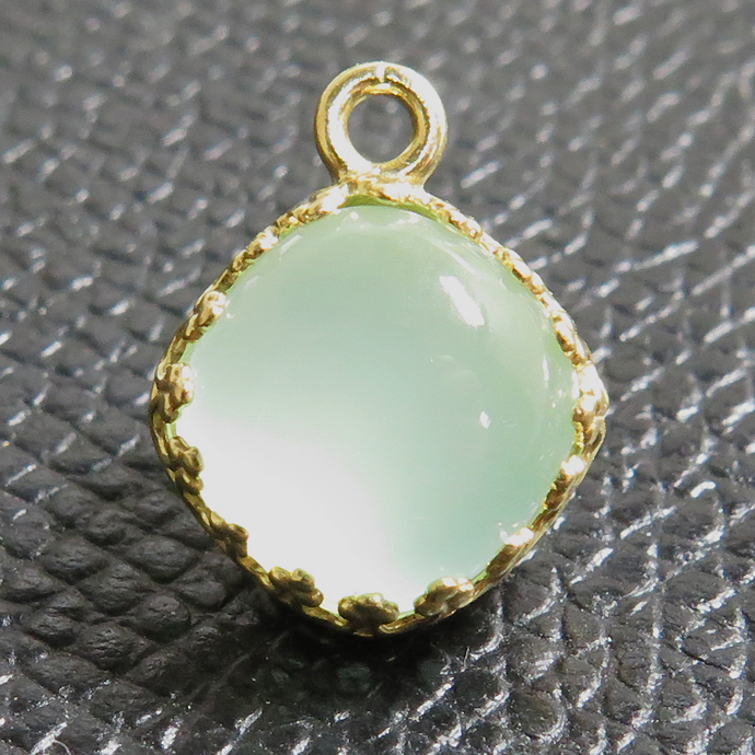 カルセドニーチャーム ペンダント アクアブルー スクエア クッション天然石（ベゼルセッティング/カボション）10mm（真鍮ブラス・ゴールドカラー）（1個）