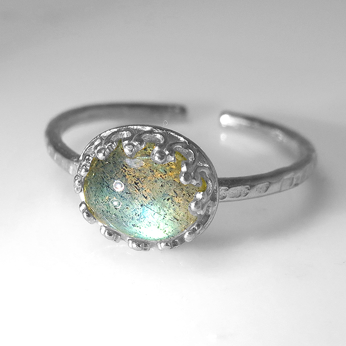 ラブラドライト リング オーバル ハンマード（カボション横8×6mm）（真鍮ブラス・シルバーカラー）（1個）
