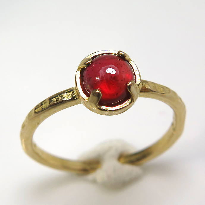 天然石リング 指輪 ルビー 鉛ガラス充填 ハンマードリング（4本爪 カボション ラウンド 5mm）（真鍮ブラス・ゴールドカラー）